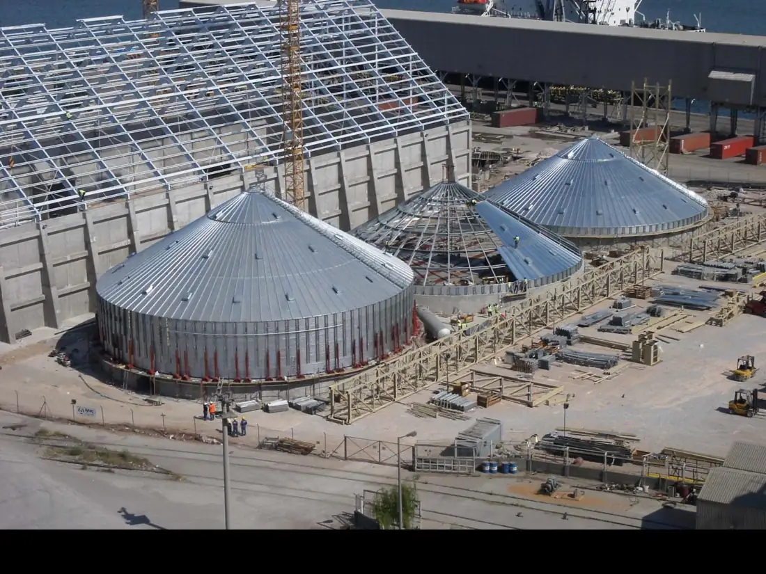 Bunge Derince terminal: flat storage steel frame and three silos under construction